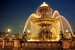 Veduta notturna della fontana di Piazza della ...