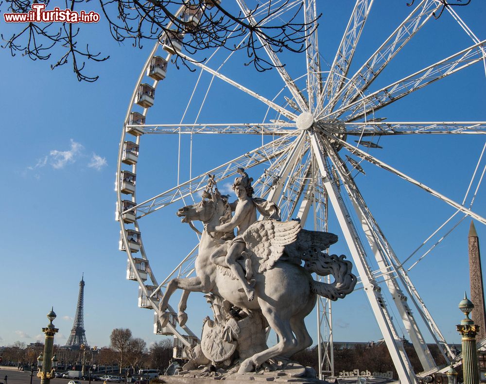 Immagine La statua del cavaliere in Place de la Concorde a Parigi, Francia. Sullo sfondo, la ruota panoramica e la Torre Eiffel. La scultura rappresenta Mercurio in groppa a Pegaso, il cavallo alato.
