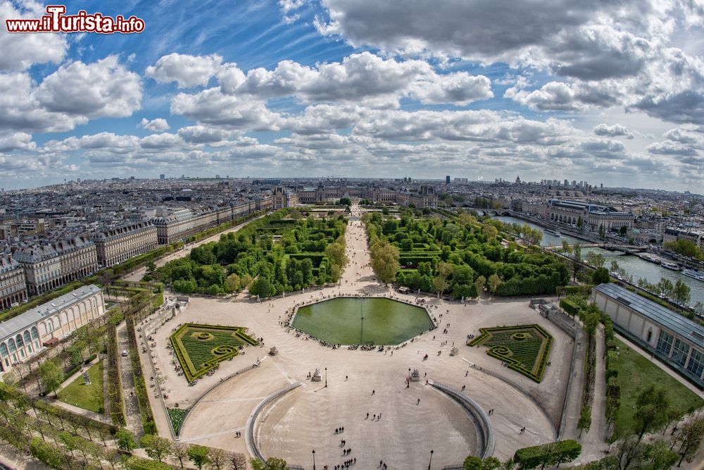 Immagine Veduta aerea degli Champs-Elysées dalla ruota panoramica di Piazza della Concordia a Parigi, Francia.