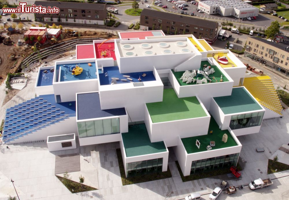 Immagine LEGO HOUSE a Billund in Danimarca il paradiso dei mattoncini di plastica assieme al vicino parco divertimenti di LEGOland