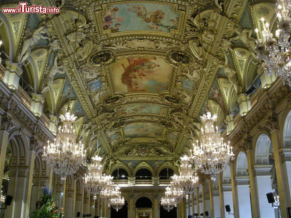 Immagine Il Salone delle Feste all'interno del Municipio di Parigi in Francia Di couscouschocolat - Flickr: La salle des Fêtes, CC BY 2.0, Collegamento