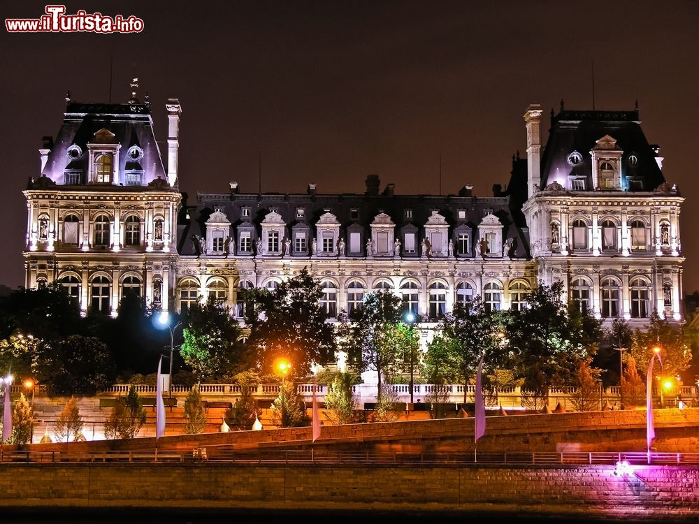 Immagine Il Municipio di Parigi visto dalla Senna, Francia. Cuore dell'amministrazione cittadina dal lontano 1357, questo splendido palazzo in stile neo rinascimentale è situato nell'arrondissement 4 della capitale.