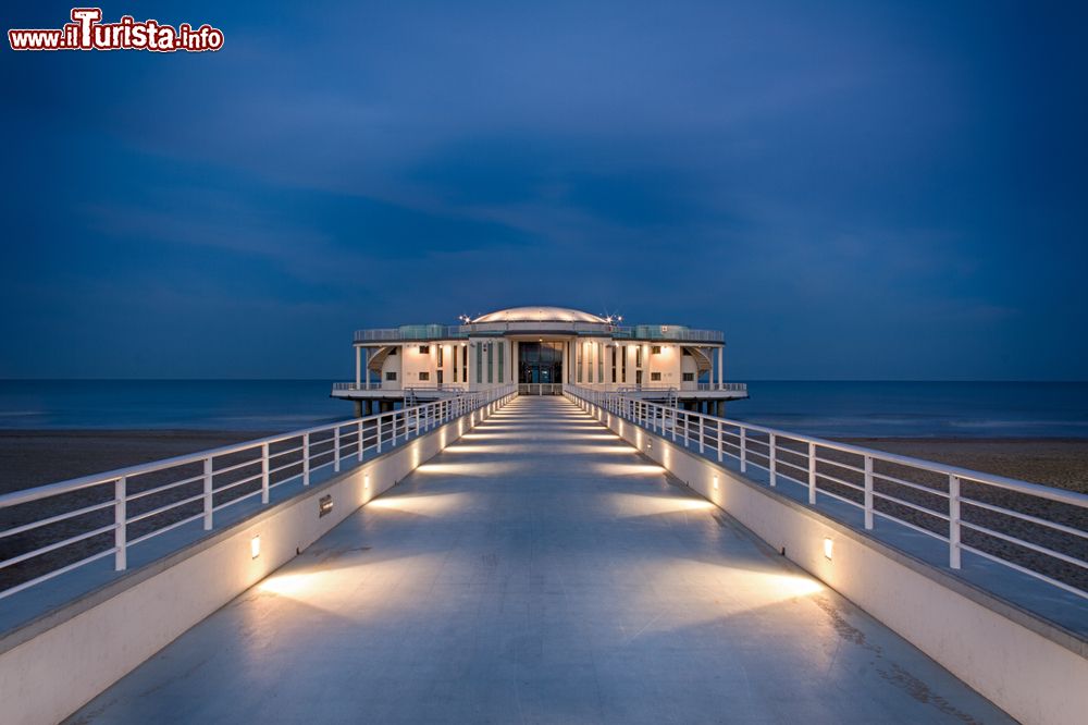 Immagine Vista notturna della Rotanda a Mare di Senigalia