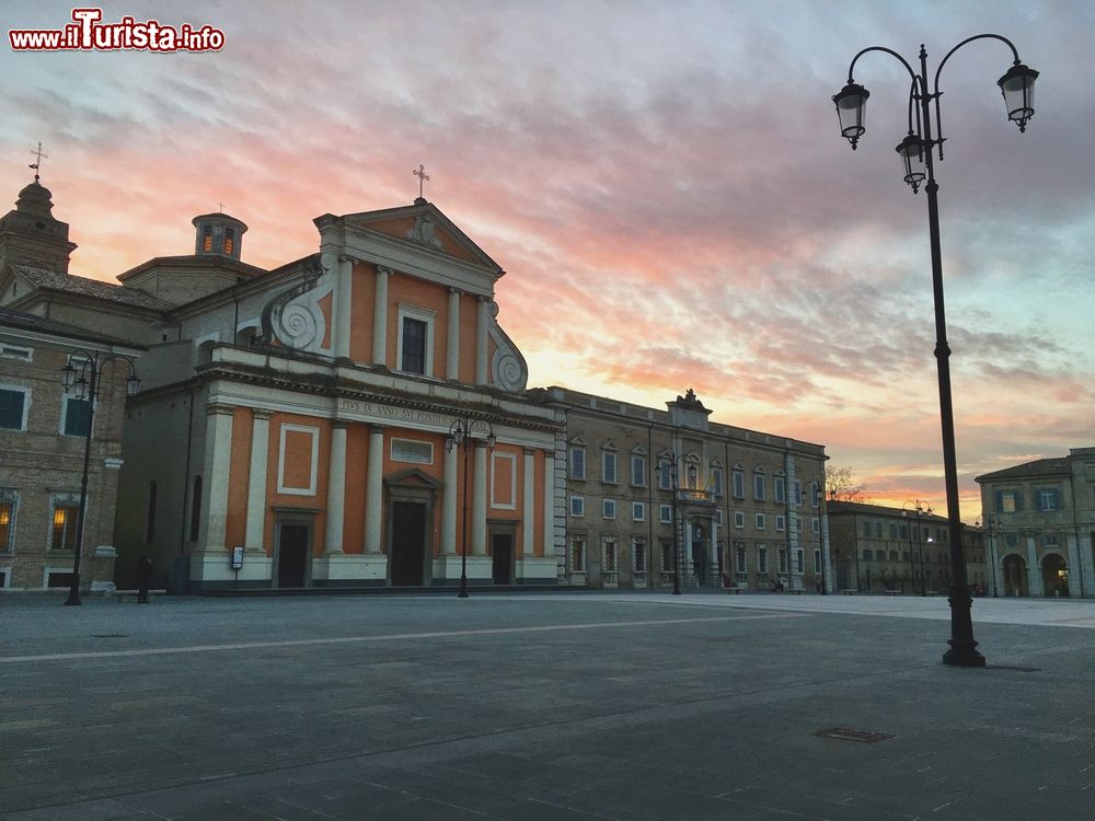 Immagine La Cattedrale di Senigallia al tramonto, è stata elevata al rango di Basilica Minore negli anni '30