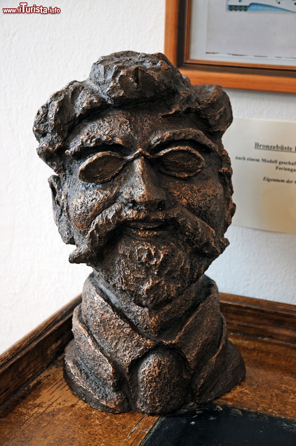 Immagine Il busto in bronzo di Ludwig Ganghofer a Leutasch, Tirolo, Austria. Fra i letterati più importanti di fine XIX° secolo, Ganghofer scelse questo angolo del territorio austriaco come patria adottiva © Sonja Vietto Ramus