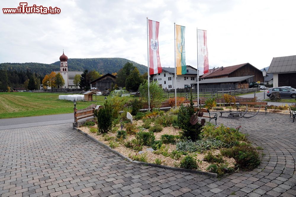 Immagine Il giardino all'ingresso del Museo Ganghofer di Leutasch, Tirolo, Austria. Il museo è immerso nella natura e offre suggestivi scorci panoramici © Sonja Vietto Ramus