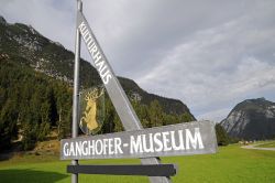 L'insegna del Museo Ganghofer a Leutasch, Tirolo, Austria. Inaugurato al pubblico nel 1990, l'edificio risale agli anni '50 © Sonja Vietto Ramus
