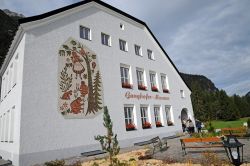 Il Museo Ludwig Ganghofer a Leutasch, Tirolo, Austria. Ad ospitarlo è l'ex scuola elementare del paese che sorge di fronte alla chiesetta parrocchiale © Sonja Vietto Ramus
