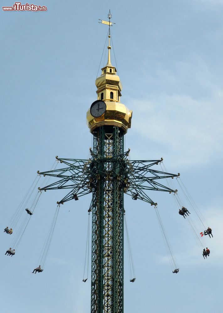 Immagine La Torre del Prater (Praterturm) una delle attrazioni del parco giochi di Vienna
