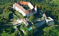 Il Castello di Bernstein nel Burgenland in Austria