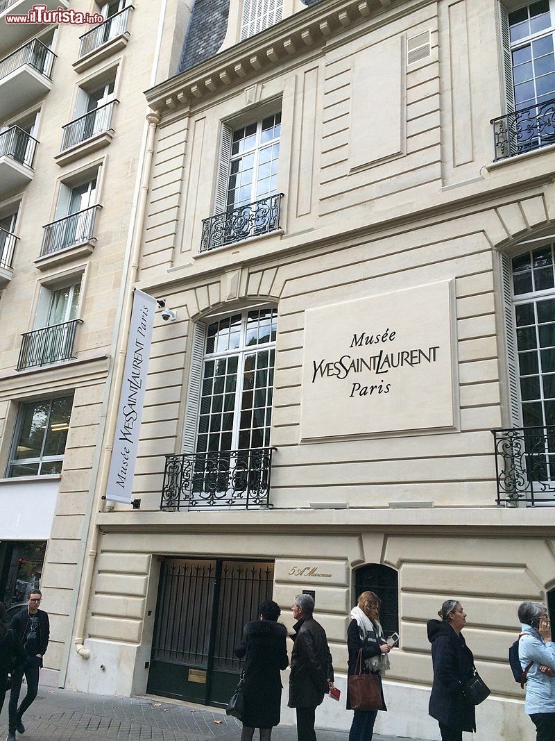 Immagine Ingresso al Musee Yves Saint Laurent in Avenue Marceau Parigi, Francia - © In Vitae Publicae - CC BY-SA 4.0, Wikipedia