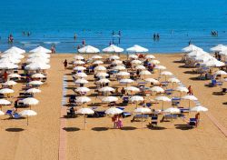 La spiaggia delle Terme di Margherita di Savoia in Puglia