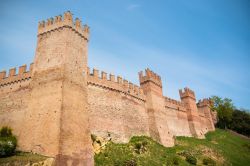 Veduta del castello di Gradara, Marche. Sorge sulla sommità di una collina nel Comune di Gradara, in provincia di Pesaro-Urbino: la fortezza malatestiana è uno dei simboli della ...