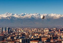 Il Panorama del quartiere Borgo Dora a Torino con il il Turin eye, il pallone aerostatico panoramico