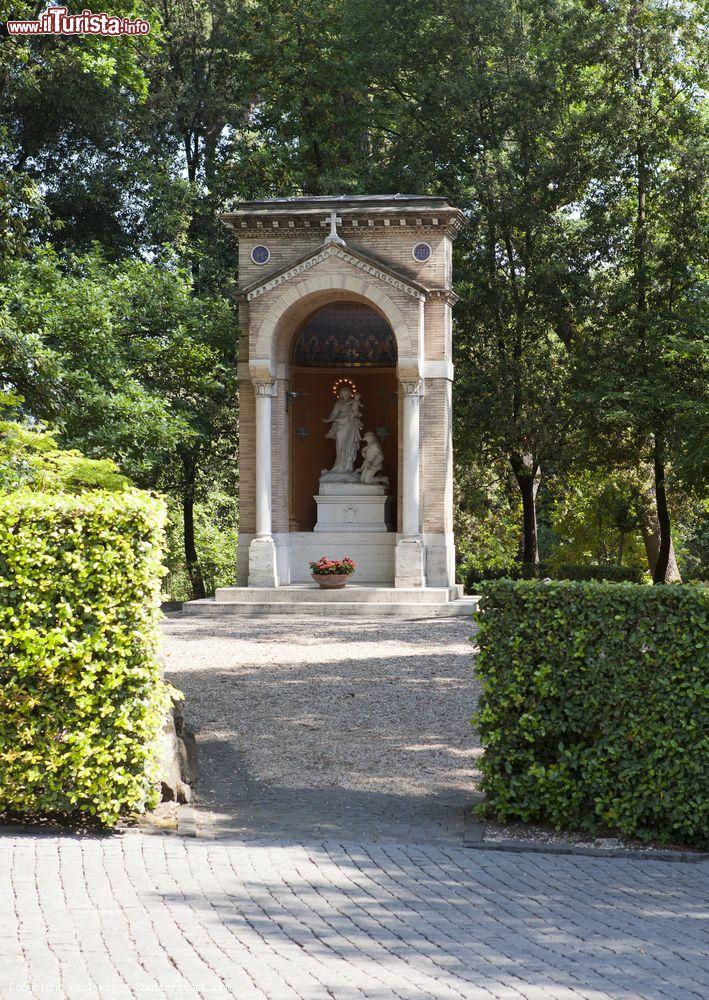 Immagine Una nicchia con scultura nei Giardini Vaticani, Roma. Quest'area verde divenne ben presto zona di relax e meditazione per i pontefici oltre che un tripudio di profumi e colori che in ogni periodo dell'anno accoglie fedeli e visitatori - © KKulikov / Shutterstock.com