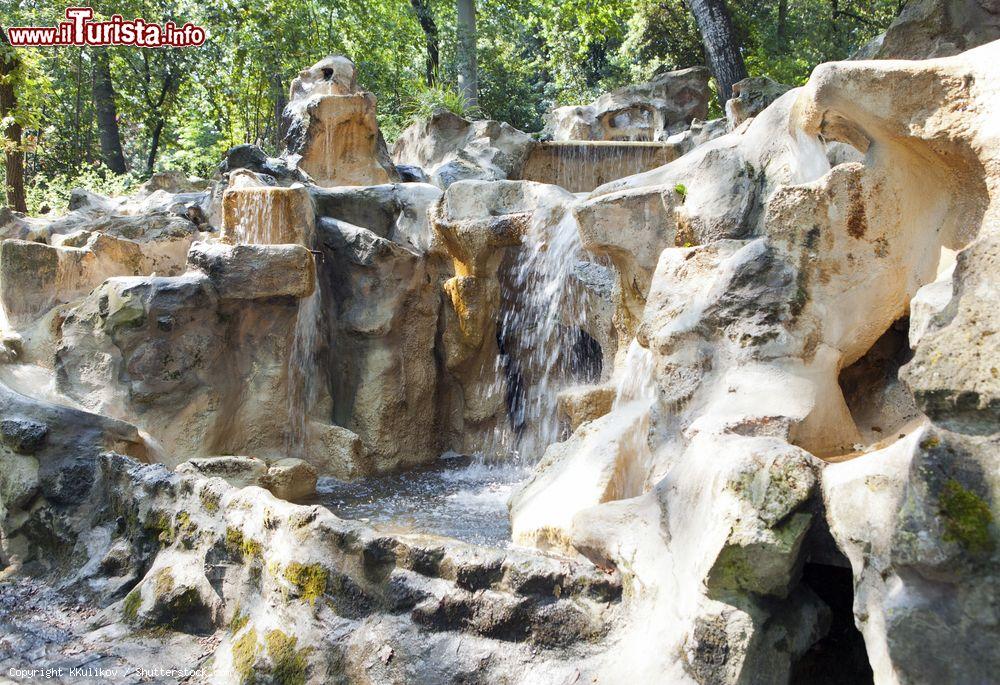 Immagine Una cascata fra le rocce nei Giardini Vaticani, Città del Vaticano. I giardini sono impreziositi da suggestivi giochi d'acqua e fontane- © KKulikov / Shutterstock.com