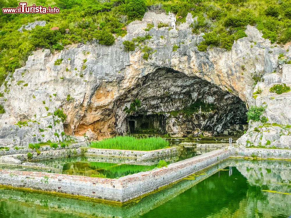 Immagine Grotta di Tiberio con piscina e triclinium a Sperlonga, Lazio. Si narra che l'imperatore Tiberio utilizzò questa residenza sino al 26 d.C. quando una frana, che mise in pericolo la sua vita, lo spinse a scegliere l'isola di Capri.