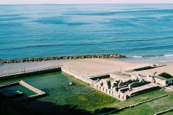 Sperlonga, Villa di Tiberio dall'alto: oltre ai quartieri di servizio e quelli abitativi, la dimora imperiale comprendeva anche un impianto termale, manufatti per la riserva d'acqua ...