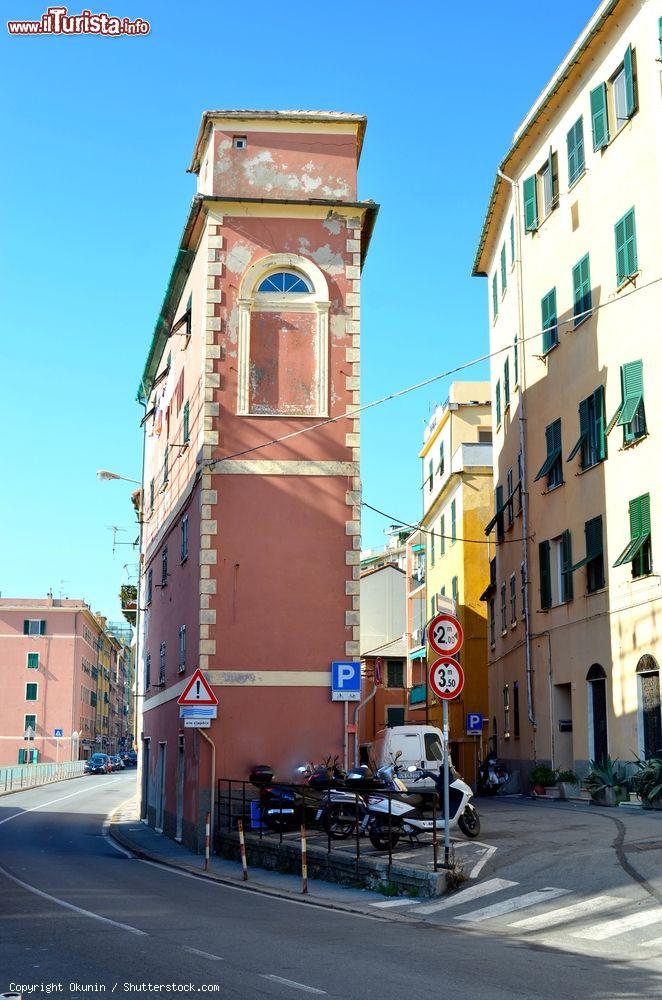 Immagine Un singolare edificio ad angolo nel quartiere di Nervi, Genova. Questo palazzo situato nel sobborgo genovese ha una caratteristica forma sottile e allungata - © Okunin / Shutterstock.com