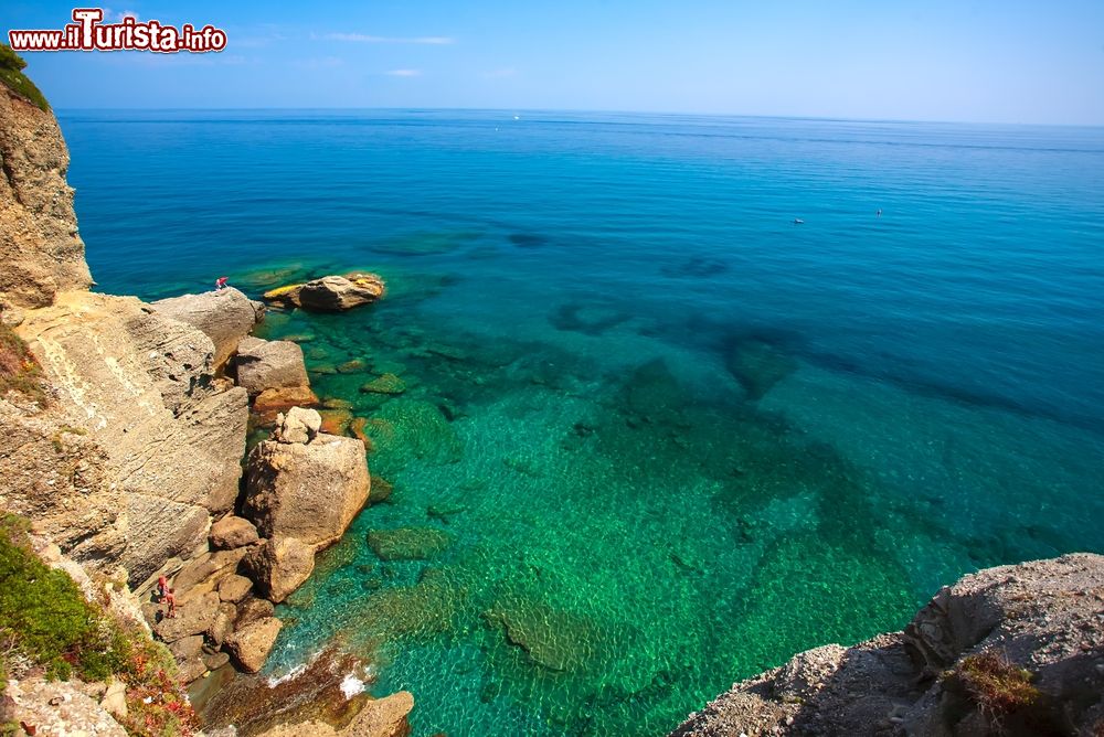 Immagine Veduta panoramica del mare Ligure dall'alto di Nervi, Genova. Siamo sull'estrema periferia orientale del capoluogo genevose nel tratto di costa fra il Fosso della Pozzacqua e il Fosso Gattego.