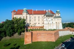Il Castello di Cracovia svetta sulla collina di Wawel in Polonia