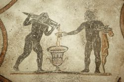 Un mosaico della Villa Romana di Spello che raffigura la mescita del vino