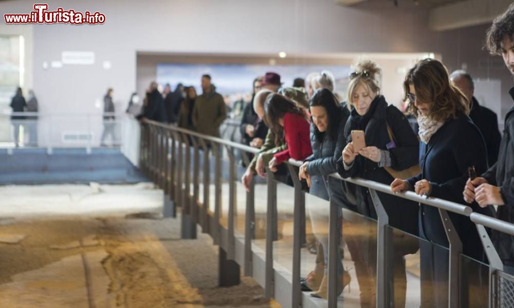 Immagine Turisti i visita alla Villa dei Mosaici di Spello, Museo che svela i segreti della Villa romana cittadina