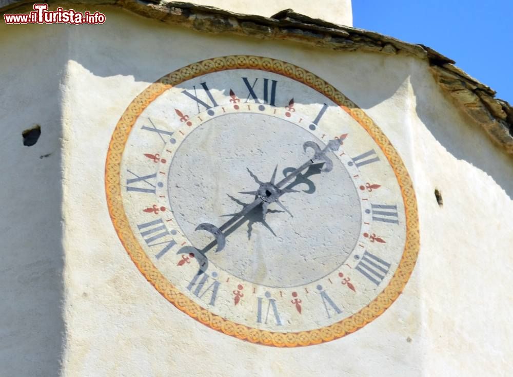 Immagine L'orologio del campanil, Battistero di San Ponso Canavese, Piemonte