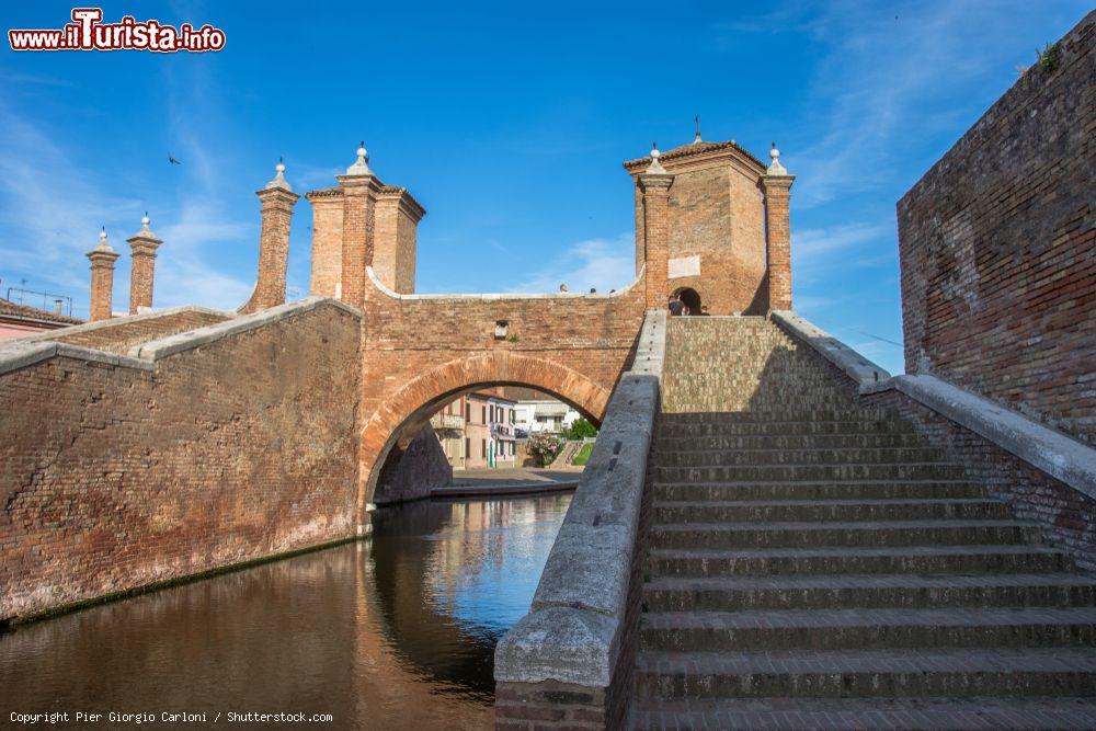 Immagine I Trepponti di Comacchio una delle architetture più famose della città dell'Emilia-Romagna. - © Pier Giorgio Carloni / Shutterstock.com