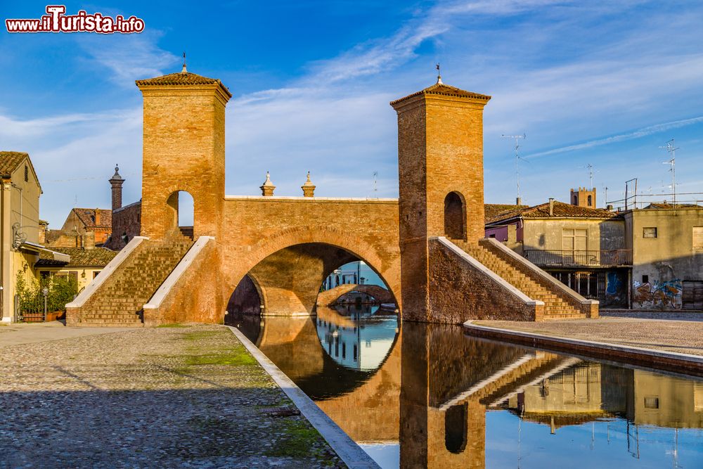 Immagine Trepponti è uno dei simboli di Comacchio, formato da 3 ponti uniti in una unica struttura