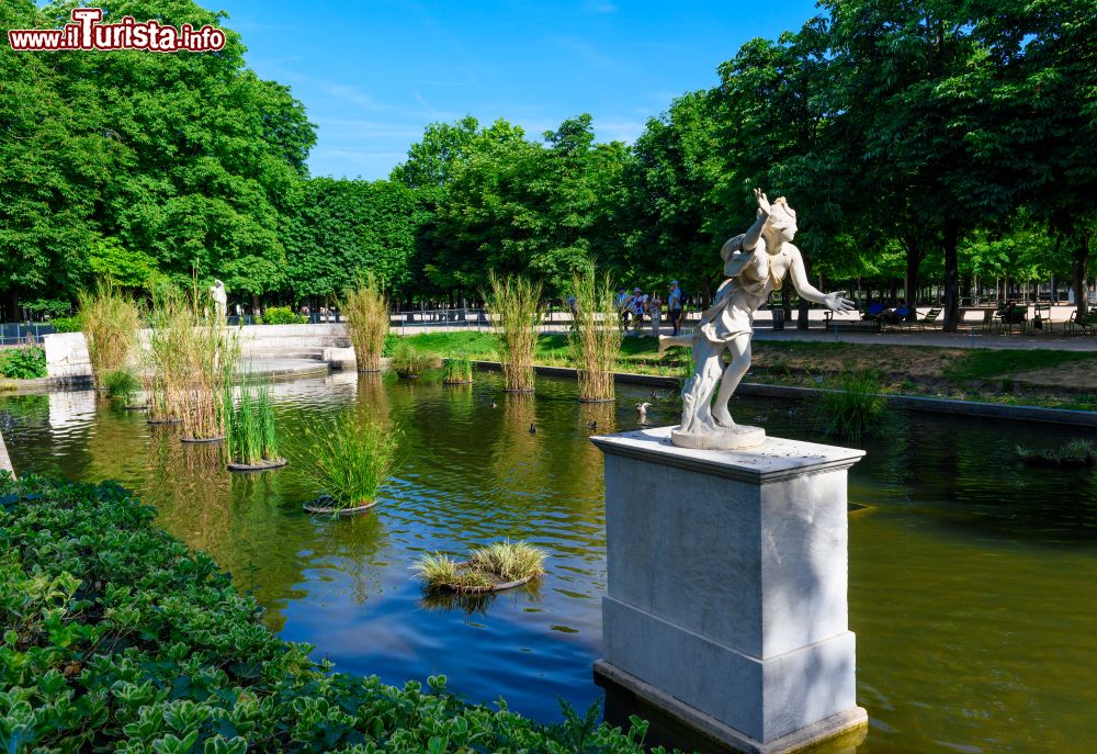 Immagine Architettura al Jardin des Tuileries, Parigi, Francia. Grazie anche agli elementi scultorei e architettonici che impreziosiscono quest'area verde, il giardino fa parte dei patrimoni mondiali dell'Unesco.