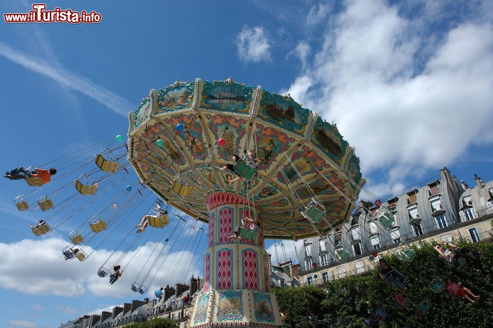 Immagine Una giostra nel centro di Parigi presso il Giardino delle Tuileries  