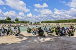 Parigini e turisti in relax al Giardino delle Tuileries, Parigi, Francia. Quest'area verde pubblica si estende fra il Louvre e Place de la Concorde - © Kiev.Victor / Shutterstock.com ...