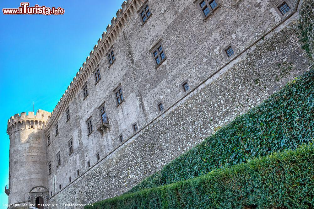 Immagine Le possenti mura del castello Orsini Odescalchi a Bracciano, Lazio. La fortezza si presenta con forma pentagonale e 5 torri cilindriche situate ai vertici della fortificazione esterna - © Stefano Pellicciari / Shutterstock.com