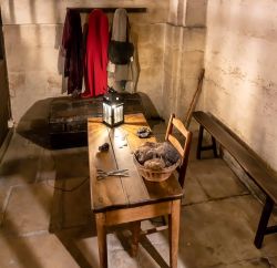 Una cella dell'antica prigione della Conciergerie a Parigi, Francia: qui ci si poteva tagliare i capelli - © alredosaz / Shutterstock.com