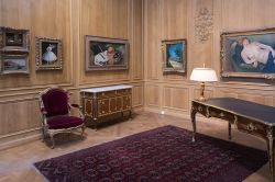 Una sala del Museo dell'Orangerie con dipinti e mobili antichi, Parigi, Francia.

