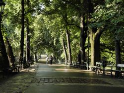 Passeggiata all'interno del Planty Park, il polmone verde di Cracovia in Polonia