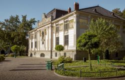 Un edificio in stile art nouveau all'interno del Planty Park di Cracovia