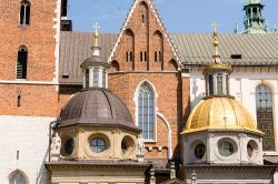 Il fianco della Cattedrale del Wawel a Cracovia, con la cupola dorata della Cappella di Sigismondo