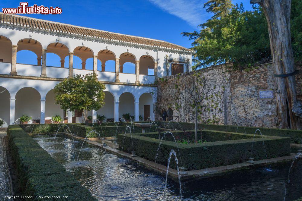 Immagine Fontane nei giardini del Generalife vicino all'Alhambra, Granada, Spagna. Il Palacio del Generalife con i giardini fu costruito durante il regno di Maometto III°: l'area verde attuale venne iniziata nel 1931 e completata vent'anni dopo da Francisco Prieto Moreno - © FlareZT / Shutterstock.com