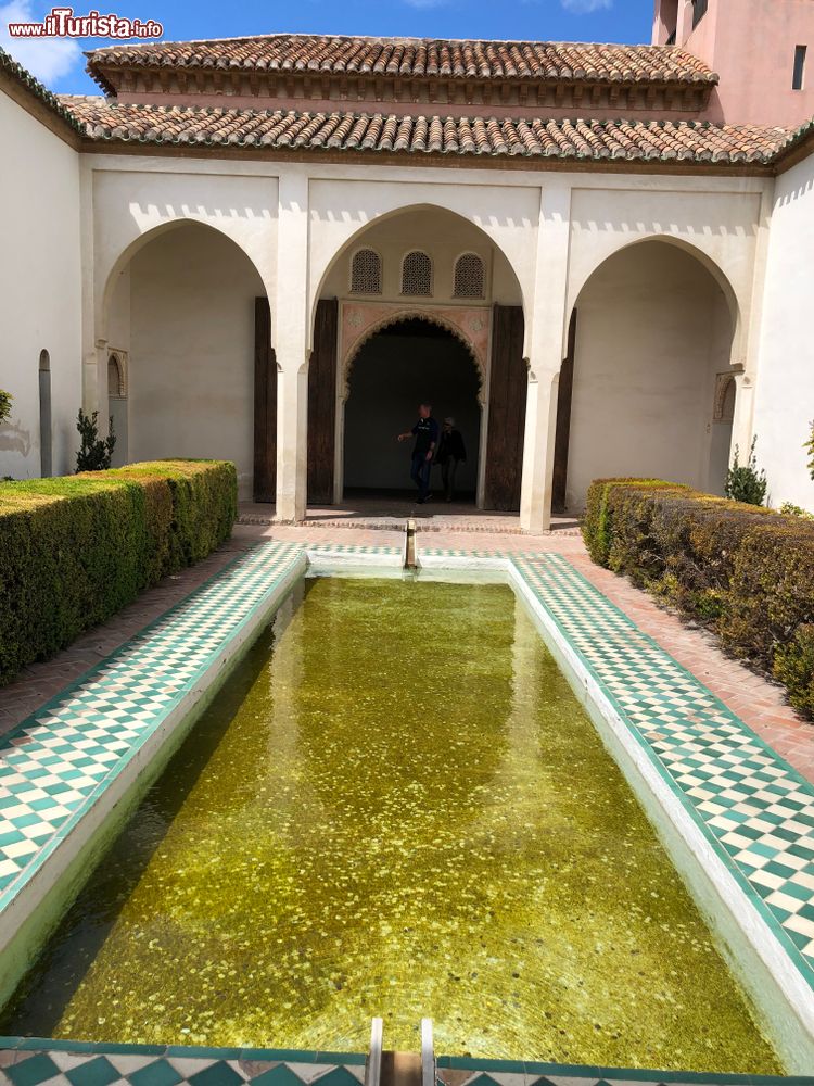 Immagine Giardino musulmano nel complesso dell'Alhambra, Granada, Spagna. Alhambra deriva dall'arabo Al-Hamra che significa "la rossa".