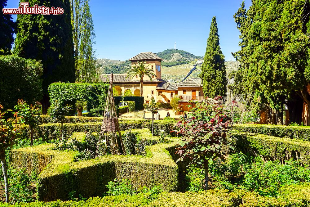 Immagine Veduta dei giardini dell'Alhambra in estate, Granada, Spagna. E' uno dei monumenti più visitati d'Europa e dal 1984 è patrimonio mondiale dell'Unesco.