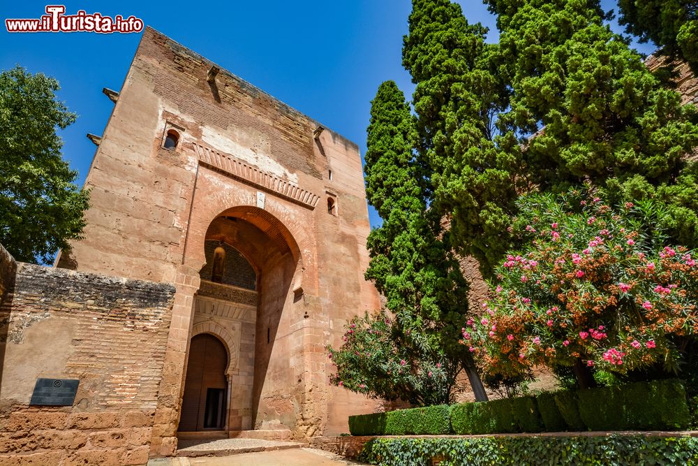 Immagine Veduta della Porta della Giustizia (Puerta de la Justicia), principale porta d'ingresso all'Alhambra di Granada, Spagna. Costruita da Yusuf I°, è una struttura a gomito tipica della maggior parte delle porte difensive arabe. Sull'arco esterno è rappresentata una mano con il palmo rivolto verso chi guarda.