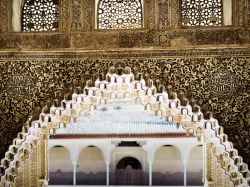 Dettagli decorativi del Palacio de Comares, Alhambra di Granada, Spagna. Questo edificio è composto da una serie di costruzioni raggruppate intorno al Patio de los Arrayanes con gallerie. ...