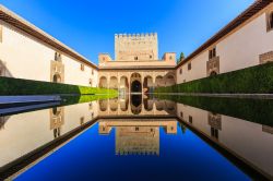 Il patio de los Arrayanes all'Alhambra, Granada, Spagna. E' il recinto centrale del Palazzo de Comares: i mirti (arrayenes in spagnolo) sono piantati su entrambi i lati della vasca nella ...