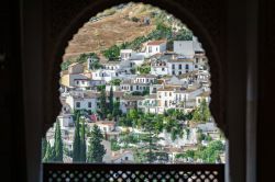 Il quartiere arabo di Albaicin fotografato attraverso una porta dell'Alhambra a Granada, Andalusia, Spagna.
