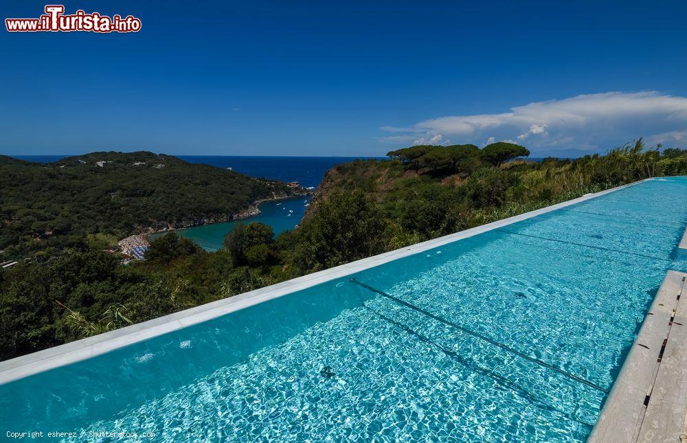 Immagine La Infinity Pool termale di San Montano a Lacco Ameno, Ischia - © esherez / Shutterstock.com