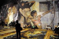 Una proiezione multimediale dentro all'Atelier des Lumieres di Parigi