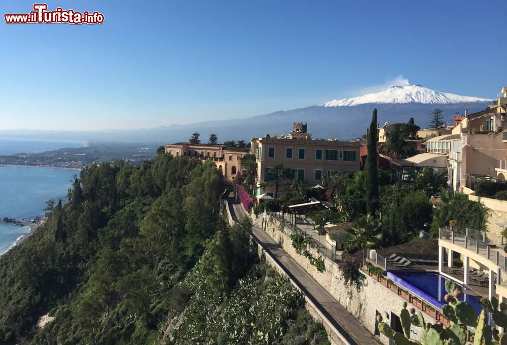 Immagine Il panorama dell' Etna da Piazza IX Aprile a Taormina in una giornata d'inverno