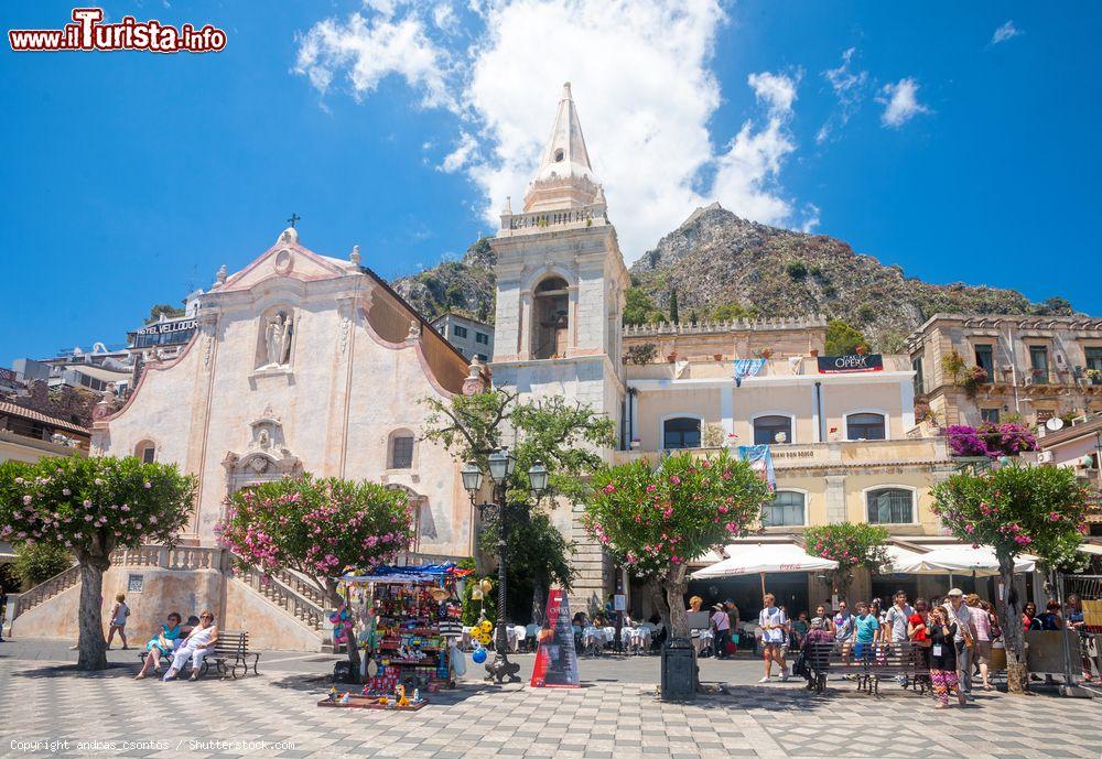 Immagine La Chiesa di San Giuseppe fotografata da Piazza IX Aprile, centro di Taormina, Sicilia - © andras_csontos / Shutterstock.com